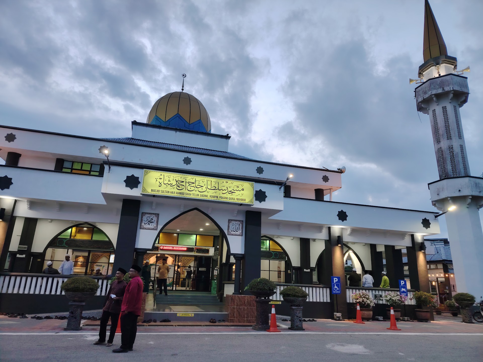 Masjid Sultan Haji Ahmad Shah — Pandangan luaran