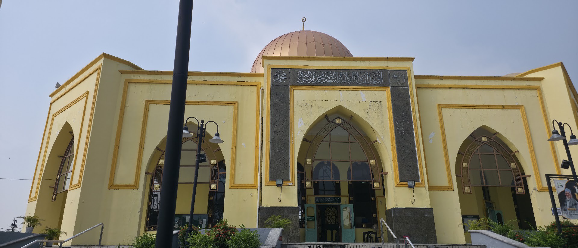 Gambar Masjid Akar Peluru (Al-Ghufran)