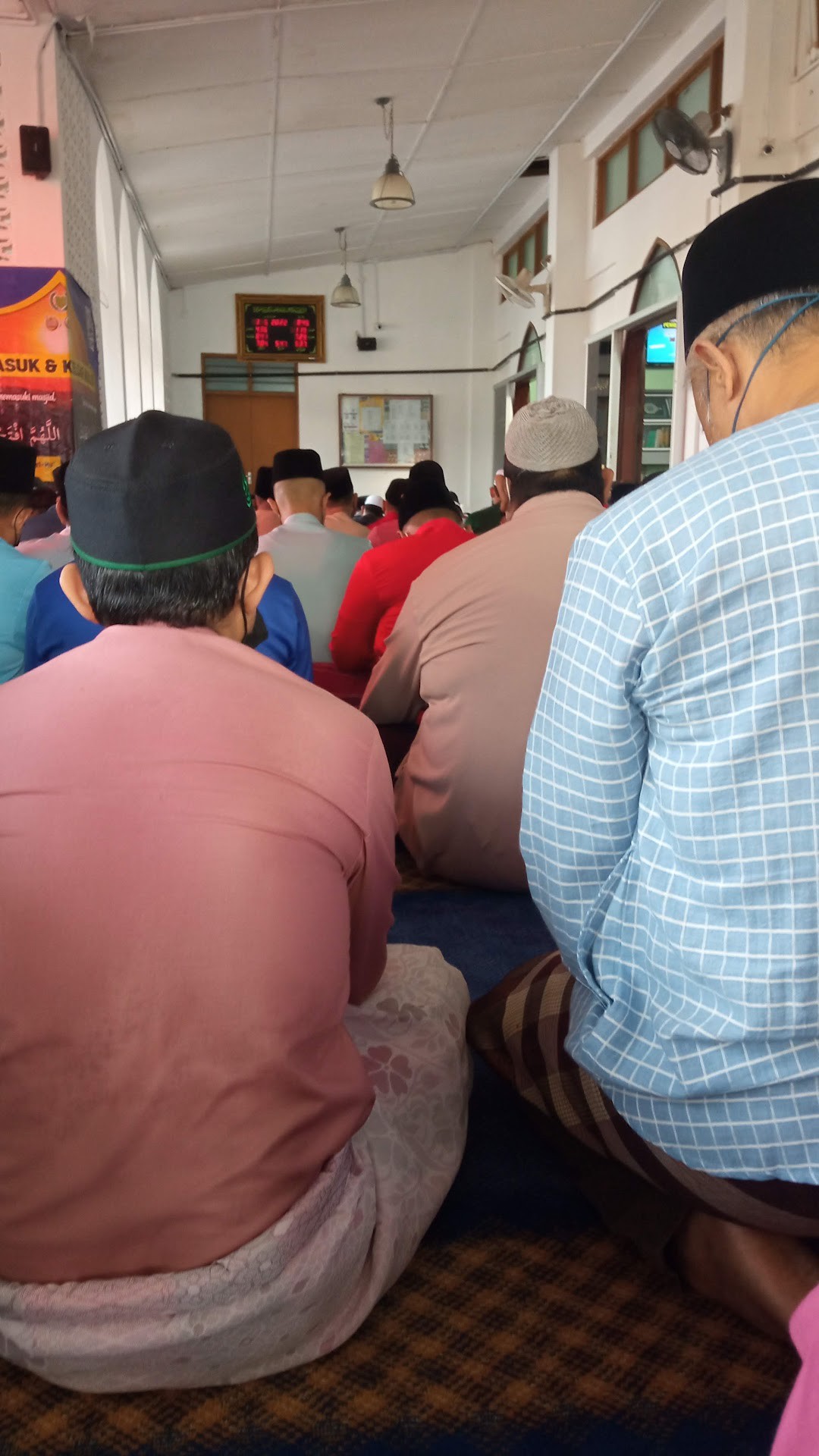 Masjid Jannatul Naim — Ruang dalaman masjid