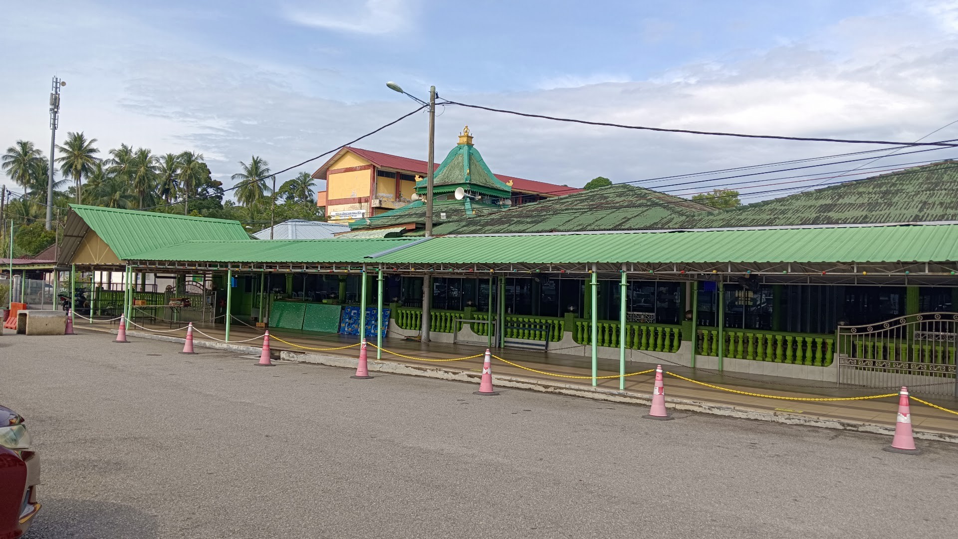 Gambar Masjid Luqmanul Hakim Sungai Petai