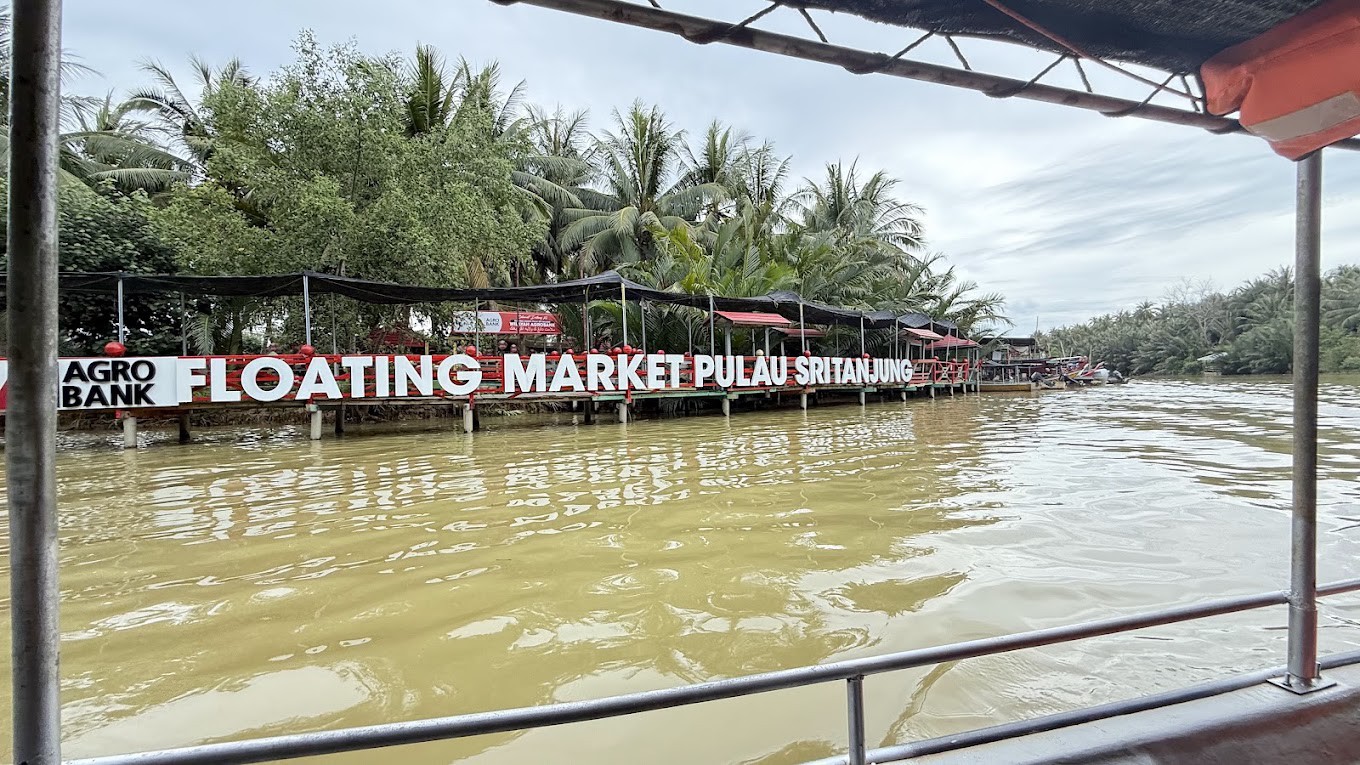Gambar utama Pasar Terapung Pantai Suri