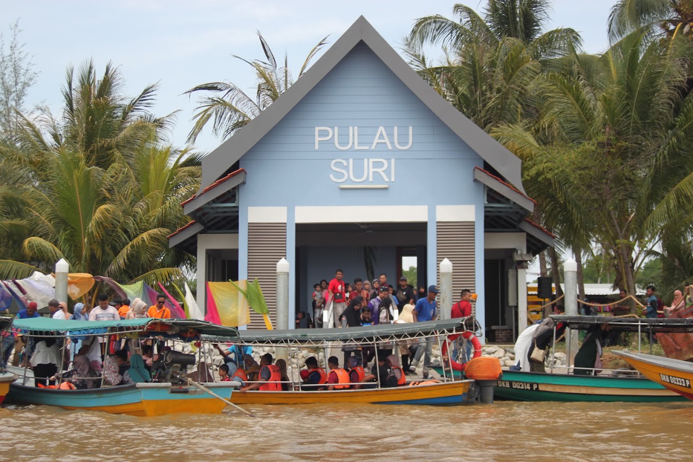 Gambar Pasar Terapung Pantai Suri