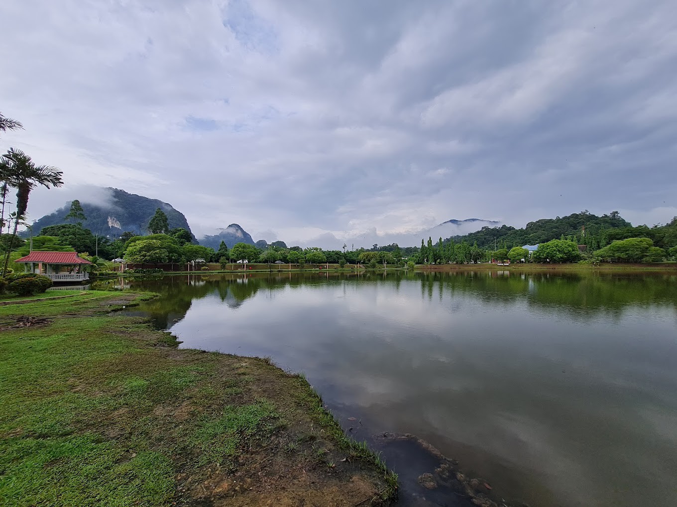 Gambar Taman Tasik Gua Musang