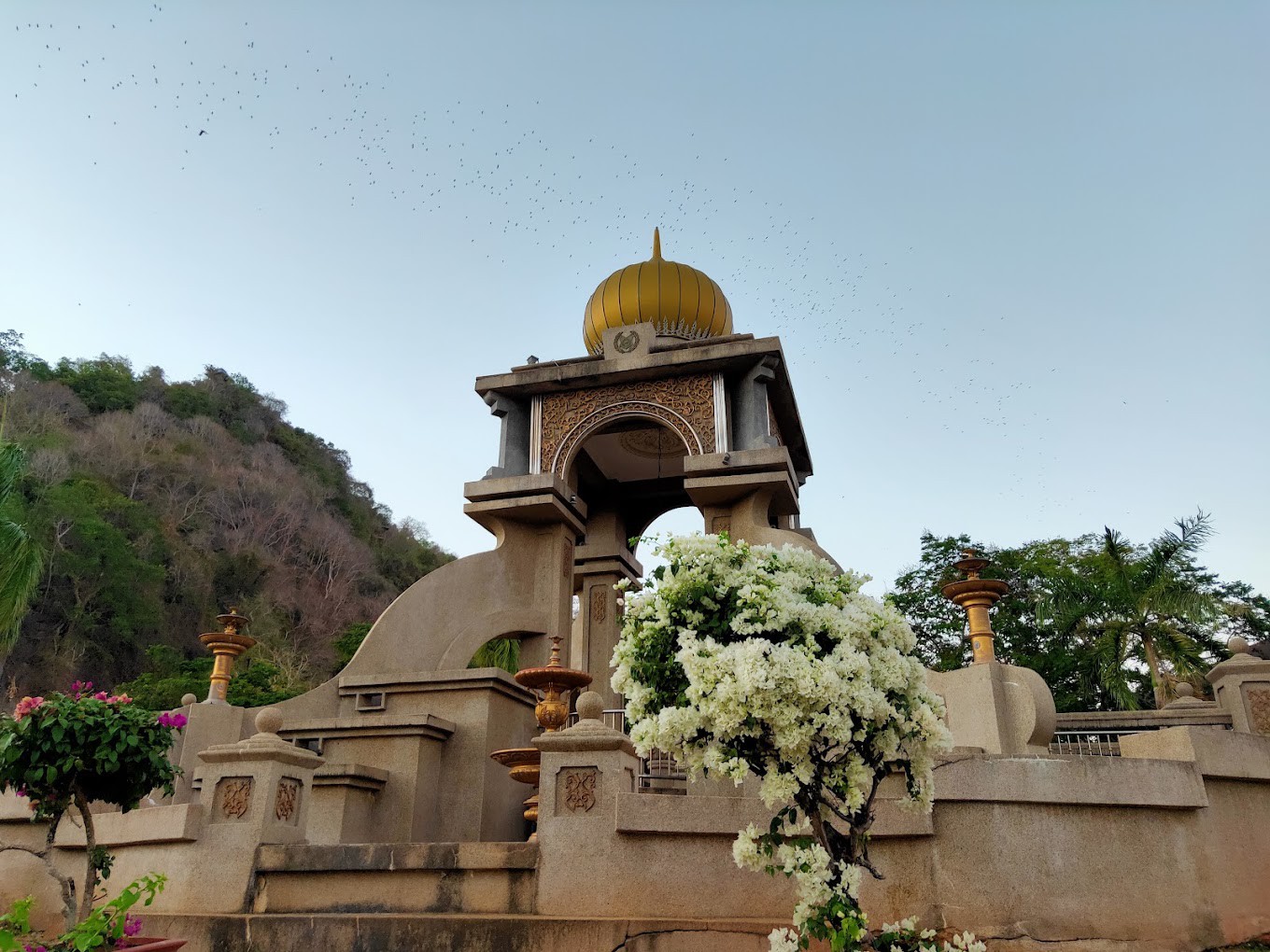 Gambar Taman Bunga Kertas Tuanku Lailatul Shahreen
