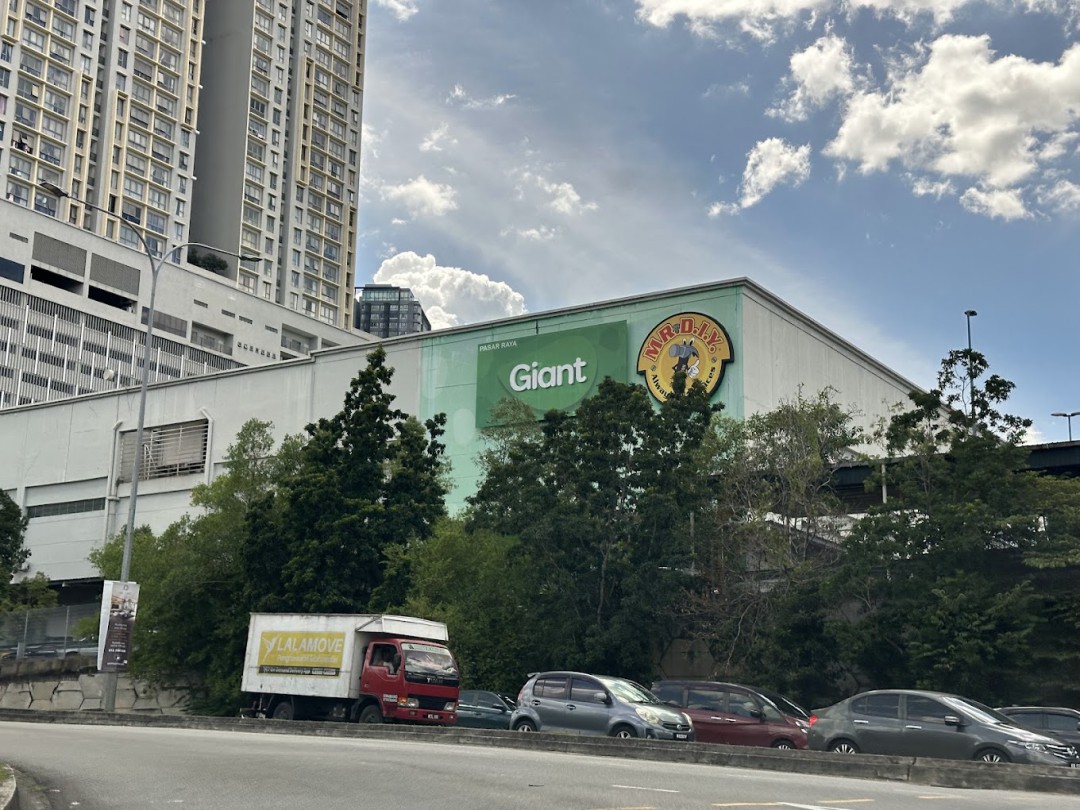 Gambar Giant Seri Kembangan