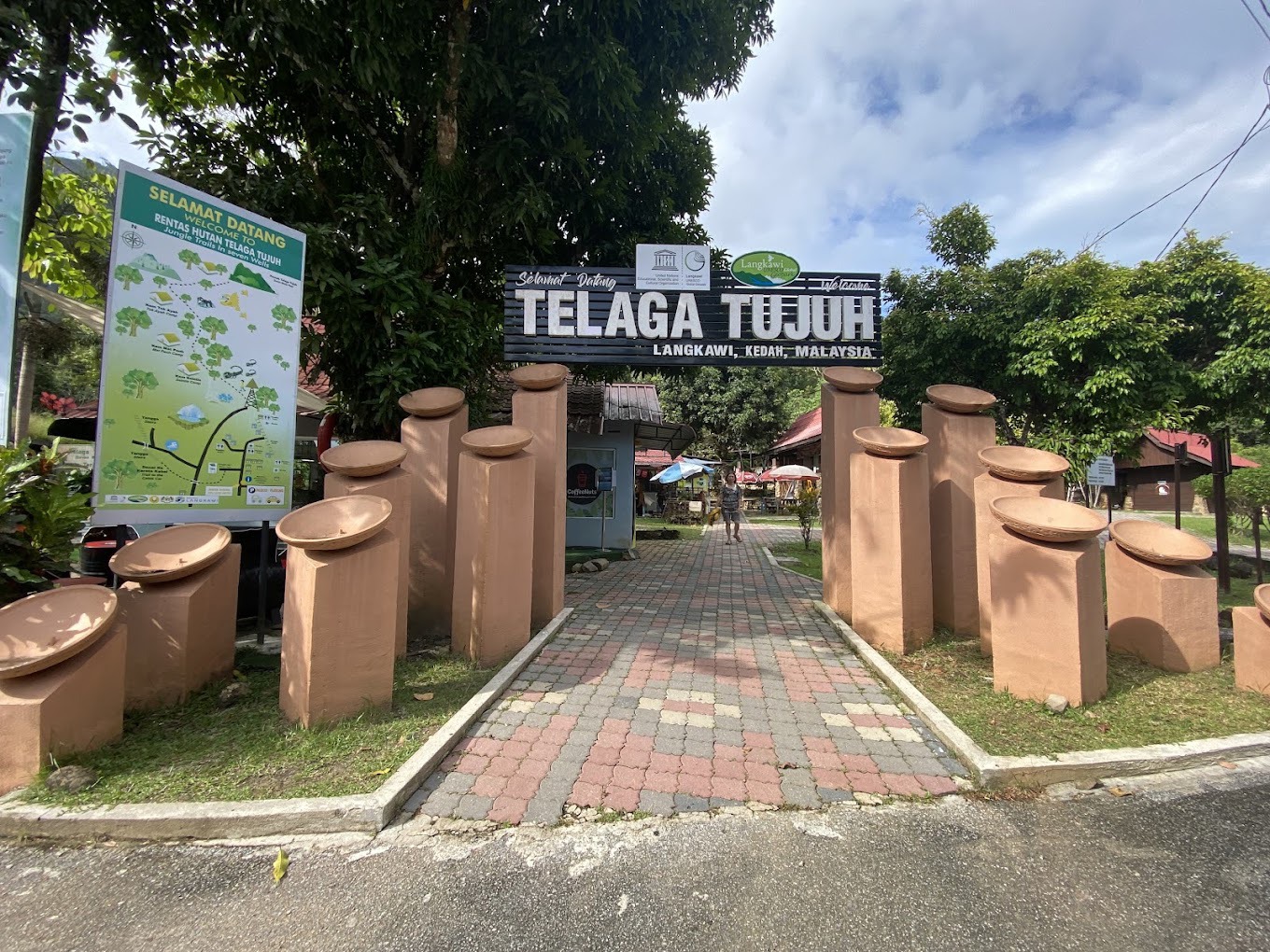 Gambar Seven Wells Waterfall (Air Terjun Telaga Tujuh)