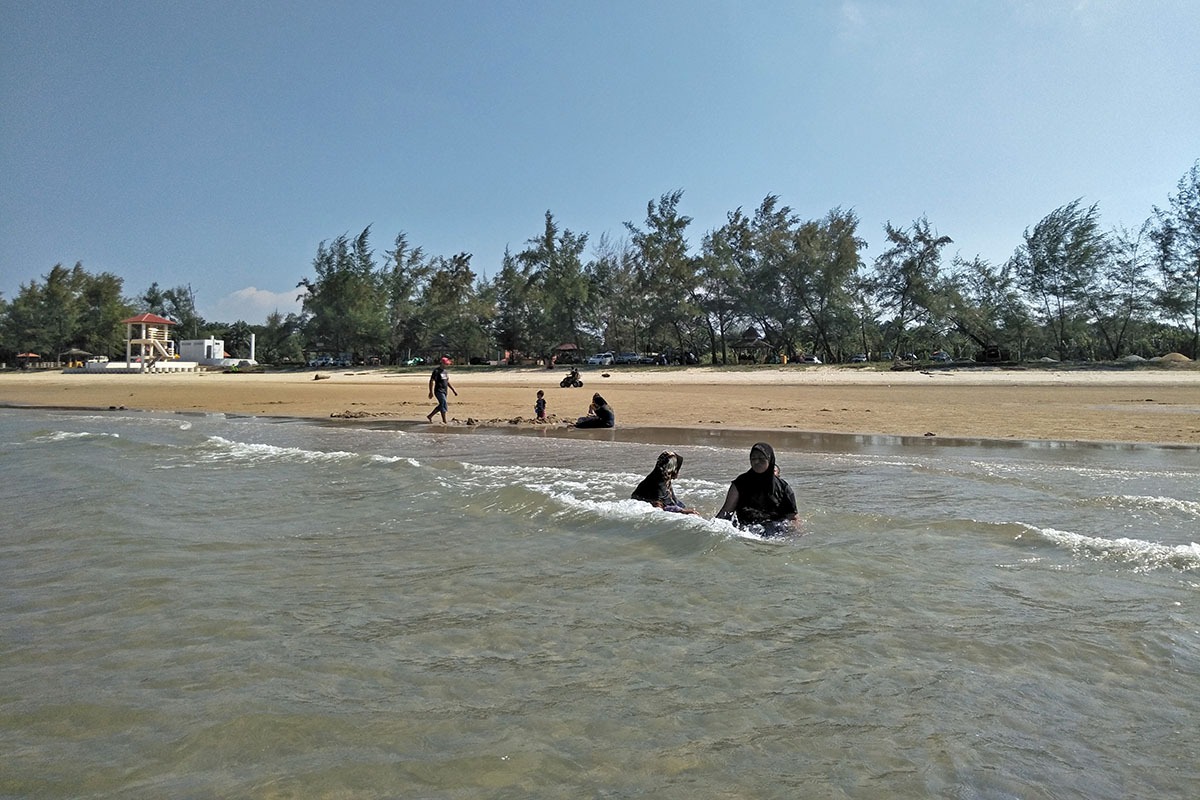 Gambar Pantai Air Leleh