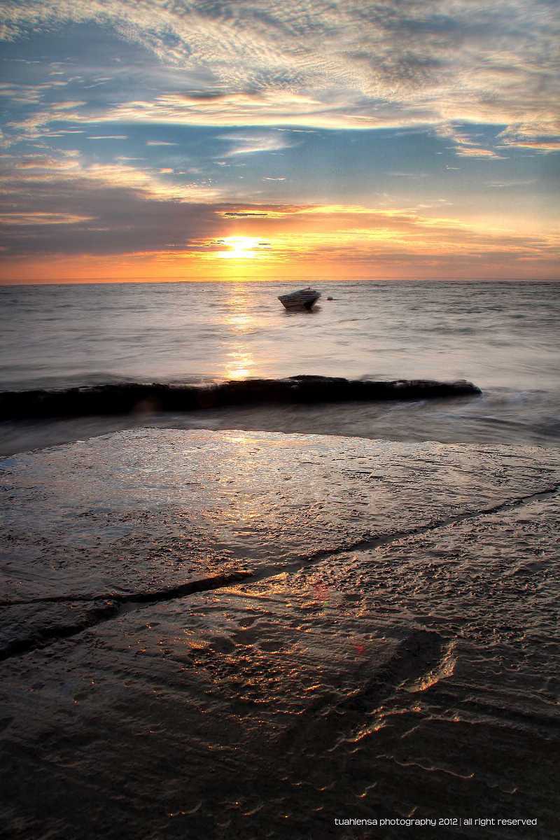 Gambar Pantai Pohon Batu