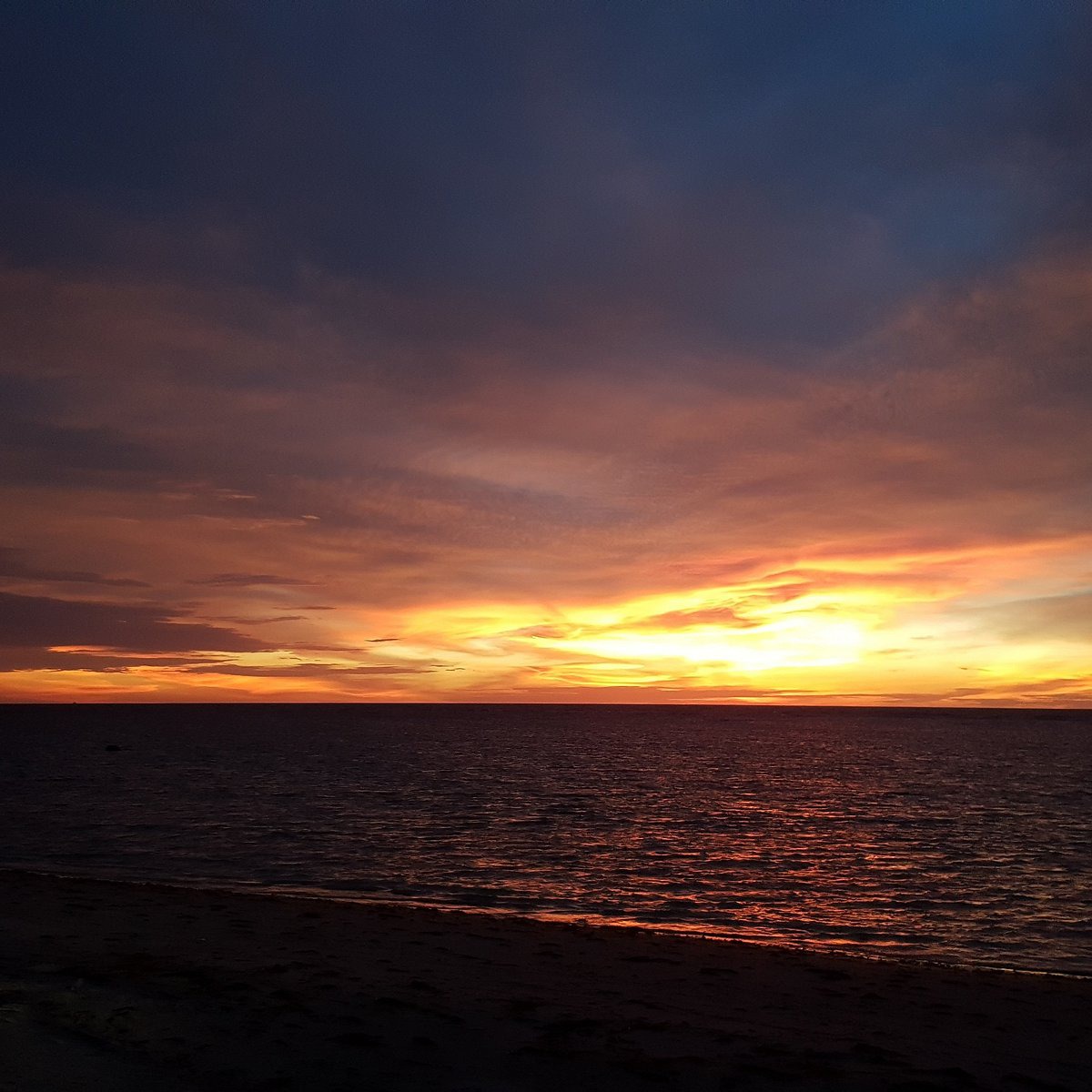 Gambar Pantai Layang-Layangan