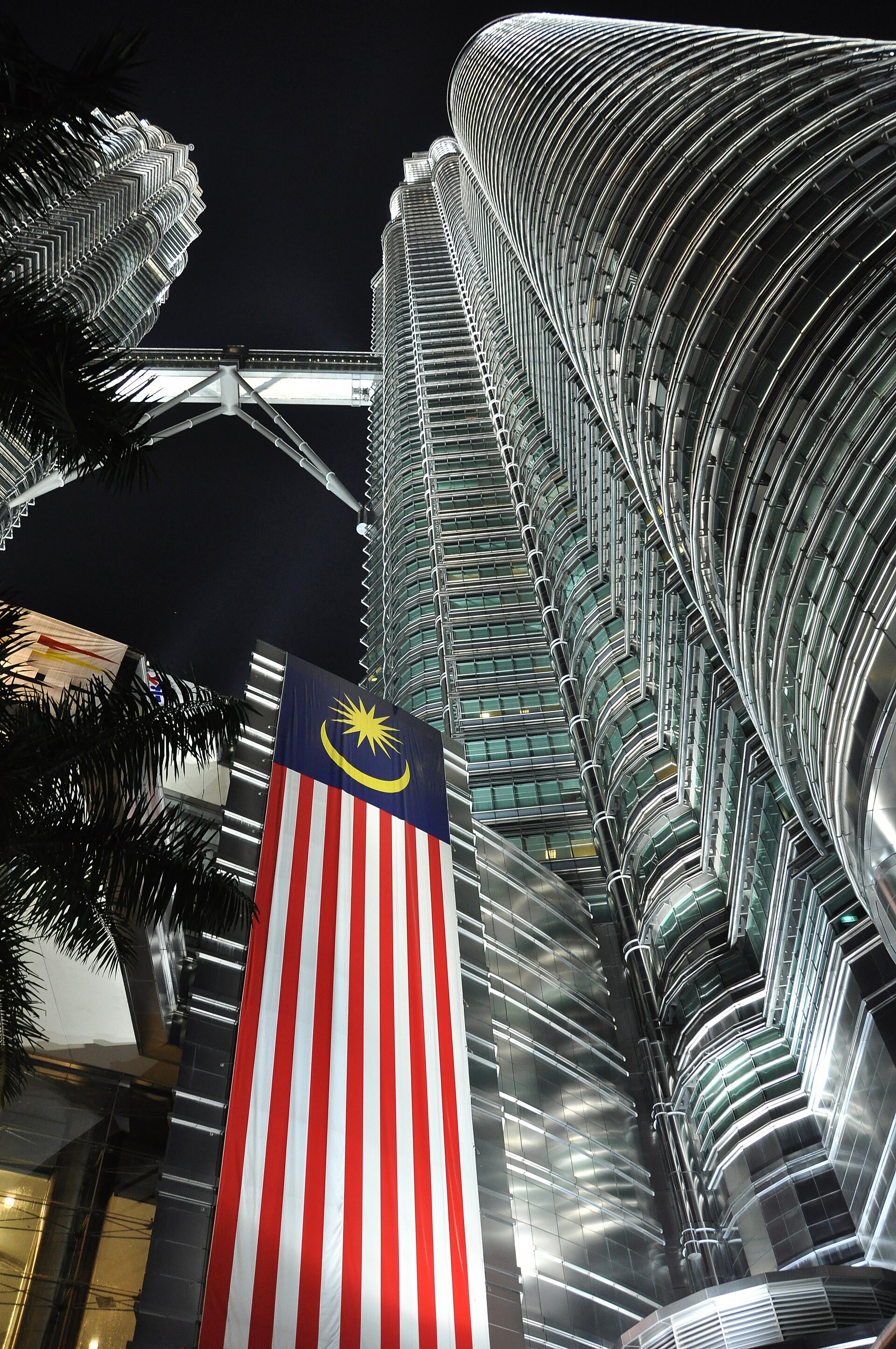 Menara Berkembar PETRONAS pada waktu malam