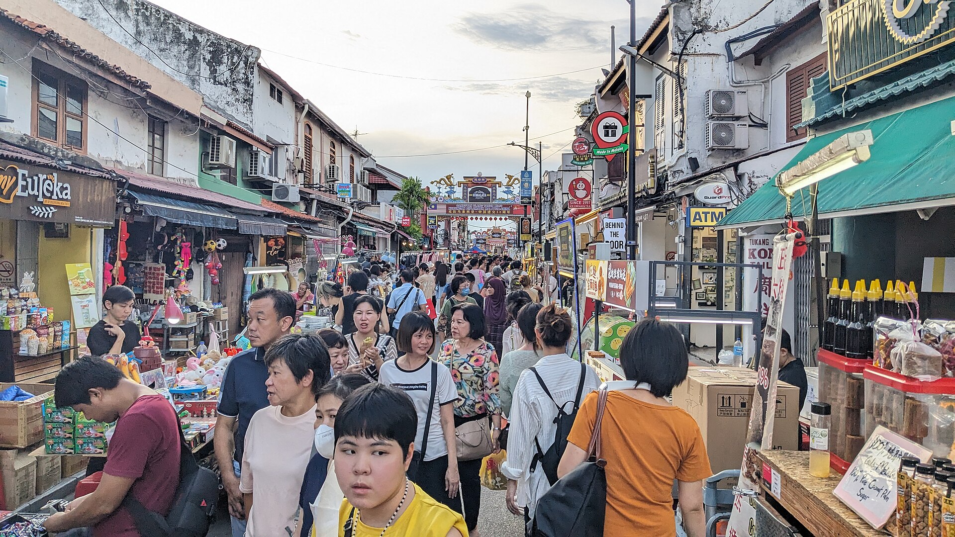 Suasana pasar malam di Jonker Street