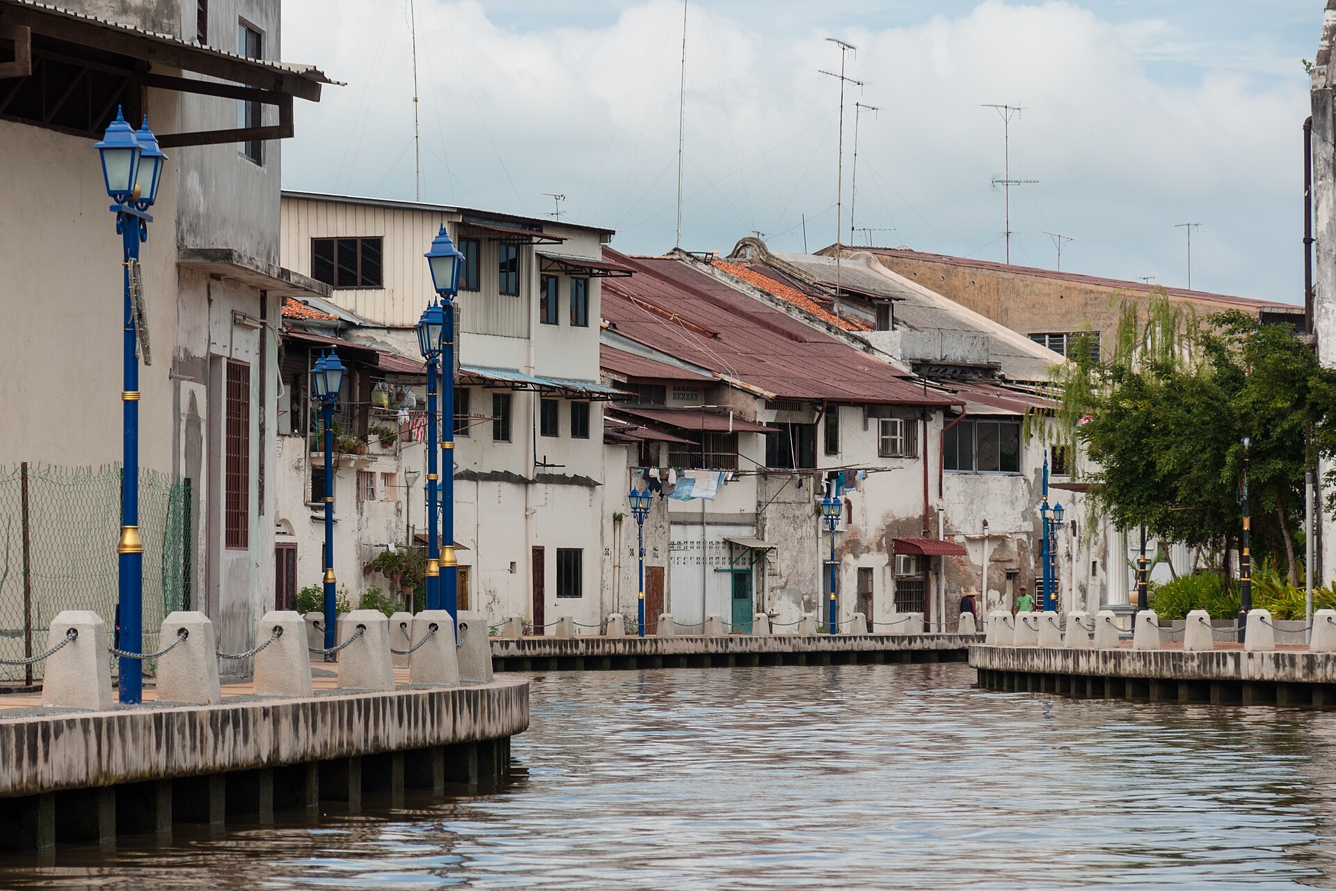 Bangunan berwarna-warni di sepanjang Sungai Melaka