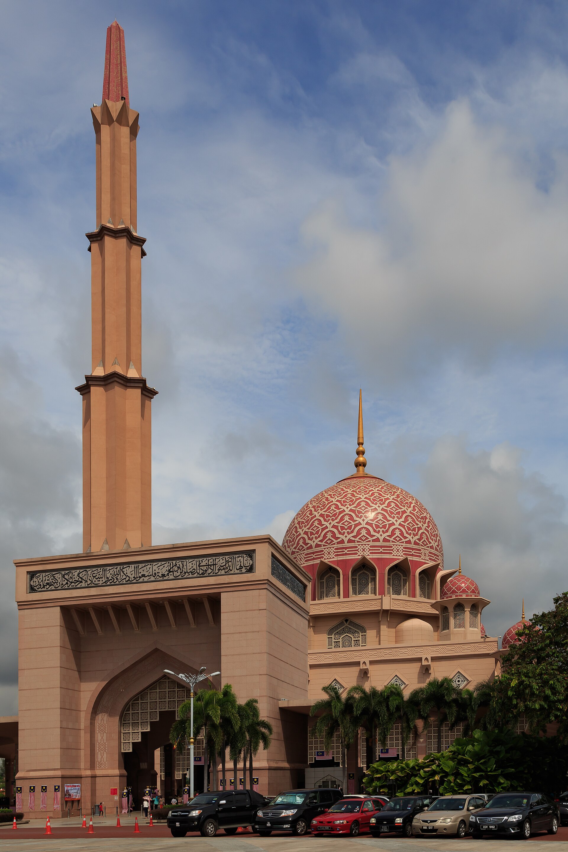 Masjid Putra di tepi Tasik Putrajaya