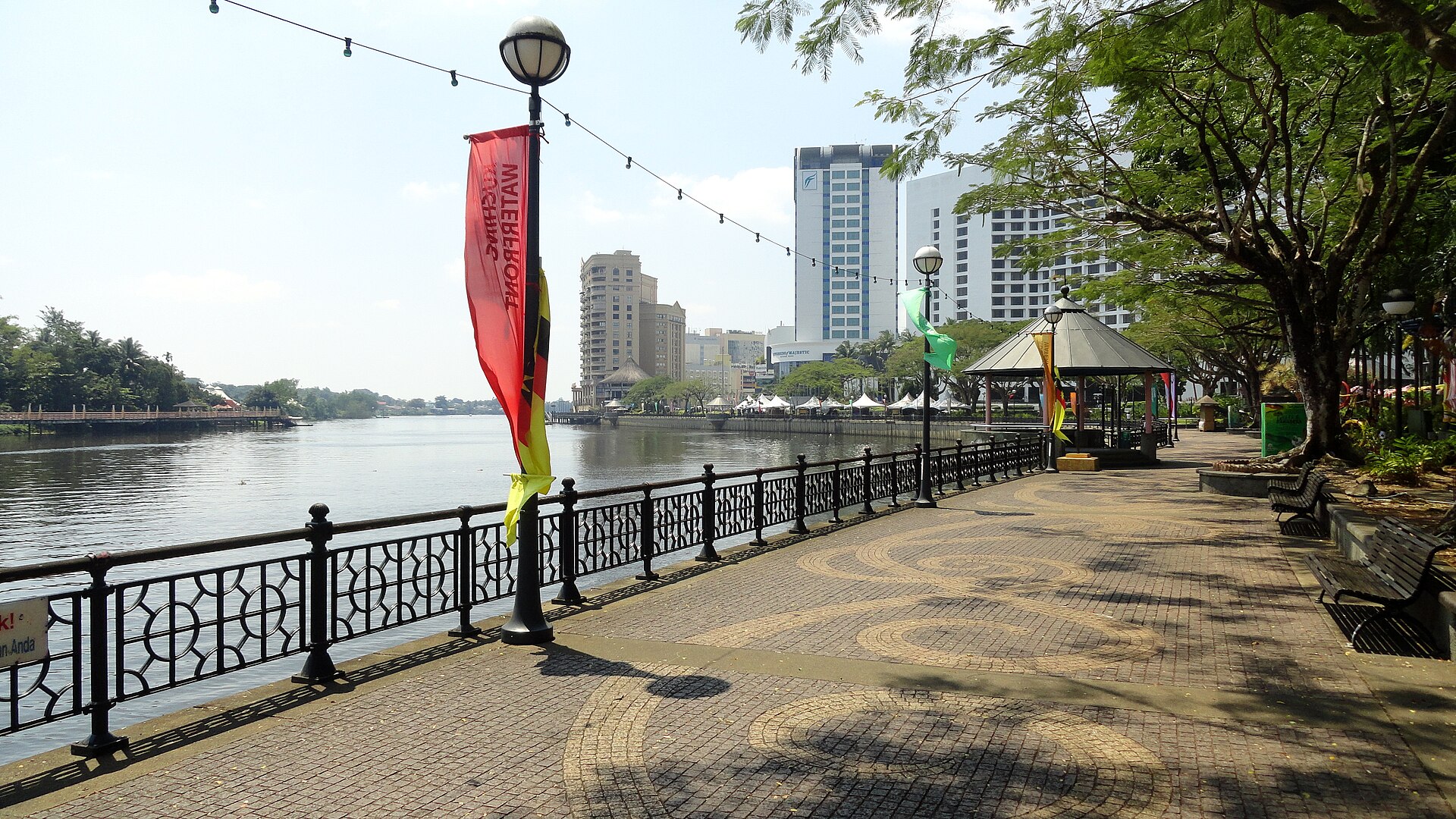 Kuching Waterfront di tebing Sungai Sarawak